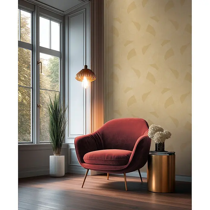 A.S. Création Cuba 2 Vliestapete Grafik - Braun-Gelb, Grafisch, 10,05 x 0,53 m - Ein gemütlicher roter Samtsessel mit goldenen Beinen, in einem modernen Wohnzimmer neben einem goldenen Beistelltisch.