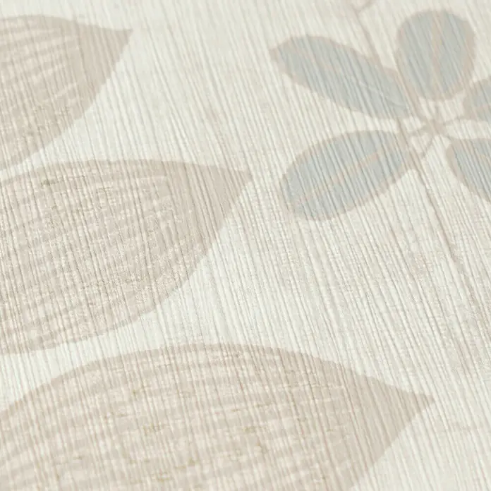 A.S. Création Nordic Feeling Vliestapete Blätter II - Beige-Braun, Uni, 10,05 x 0,53 m - Helle, cremefarbene Strukturtapete mit dezentem Blattmuster in Hellblau-Grau und Beige.