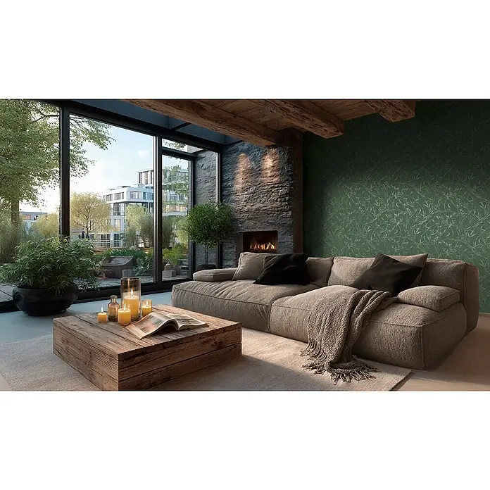 A.S. Création Metropolitan Stories Vibes & Styles Vliestapete Gräser I - Grün-Grau, Floral, 10,05 x 0,53 m - Ein modernes Wohnzimmer mit gemütlichem beigem Sofa, Holzkaffeetisch, Steinkamin und großem Fensterblick.