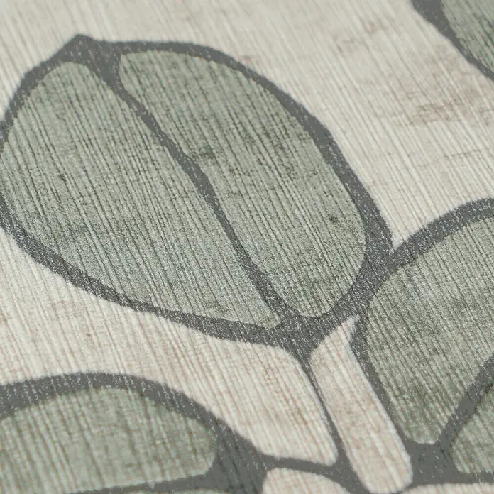 A.S. Création Nordic Feeling Vliestapete Blätter III - Grau-Grün, Floral, 10,05 x 0,53 m - Nahaufnahme einer texturierten beigefarbenen Oberfläche mit Holzmaserung und grünlich-grauen Blattmotiven.