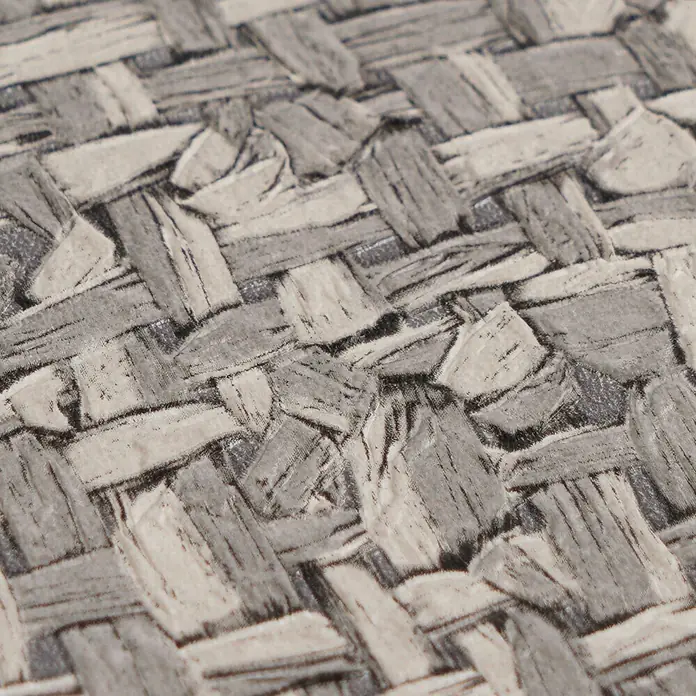 A.S. Création Metropolitan Stories Vibes & Styles Vliestapete Rattan - Grau-Metallic, Uni, 10,05 x 0,53 m - Nahaufnahme eines gewebten Stoffes mit unregelmäßigem Korbflechtmuster in Grau- und Cremetönen.