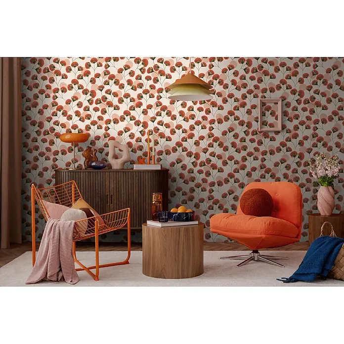 A.S. Création Nordic Feeling Vliestapete Blätter I - Grau-Rosa, Floral, 10,05 x 0,53 m - Orangefarbener Cord-Drehsessel in einem lebhaften Wohnzimmer mit botanischer Tapete.