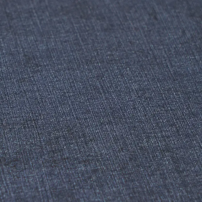 A.S. Création Nordic Feeling Vliestapete Uni - Blau, Uni, 10,05 x 0,53 m - Nahaufnahme von dunkelblauem strukturiertem Stoff mit sichtbarem Webmuster.