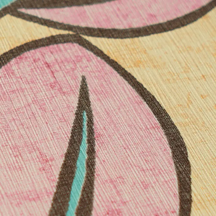 A.S. Création Nordic Feeling Vliestapete Blätter - Gelb-Braun, Uni, 10,05 x 0,53 m - Nahaufnahme eines rosa-beigen gemusterten Stoffes oder Papiers mit dunklen Umrissen und türkisen Akzenten, die eine faserige Textur zeigt.