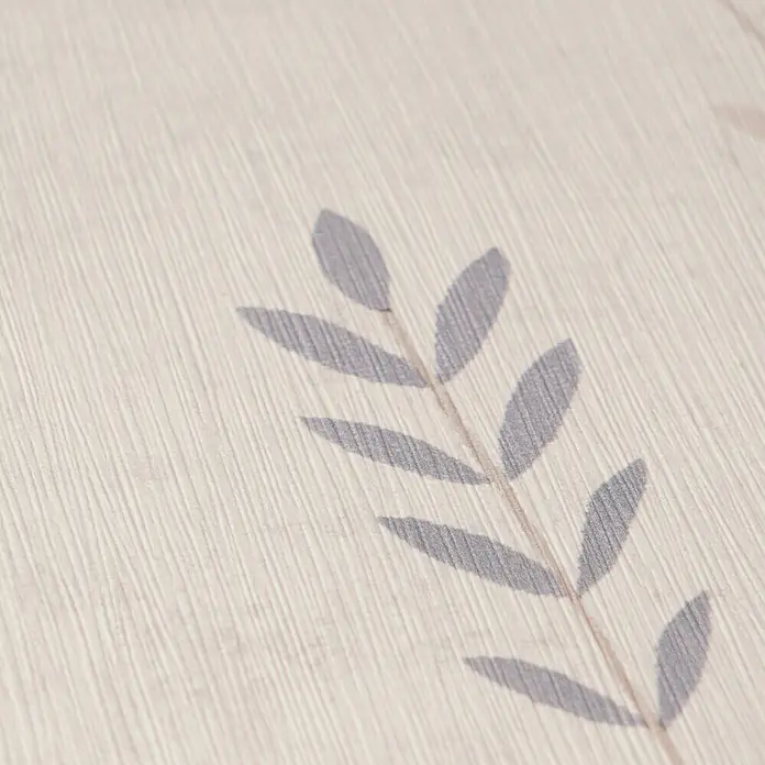 A.S. Création Nordic Feeling Vliestapete Skandi - Beige-Blau, Floral, 10,05 x 0,53 m - Texturierte hellbeige Oberfläche mit zartem grau-braunem Blattmuster.