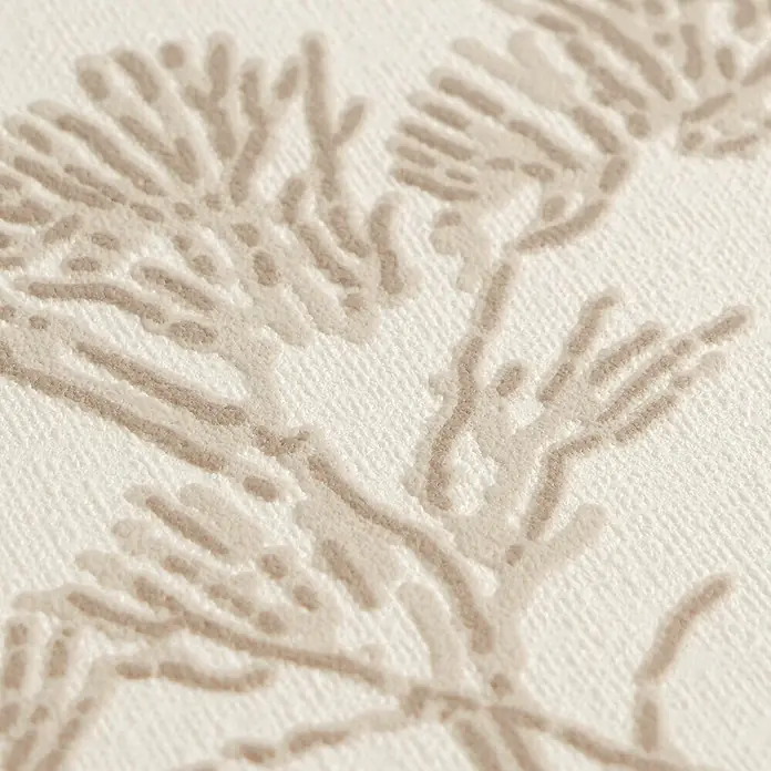 A.S. Création Metropolitan Stories Vibes & Styles Vliestapete Zen - Beige, Floral, 10,05 x 0,53 m - Nahaufnahme von texturiertem cremefarbenem Stoff mit erhabenem hellbeigem Pflanzenmuster.