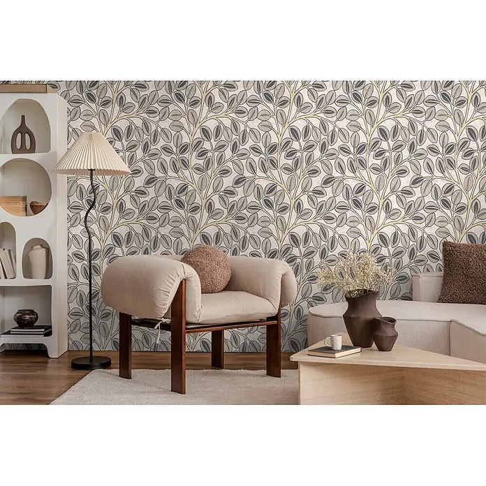 A.S. Création Nordic Feeling Vliestapete Blätter - Grau-Gelb, Uni, 10,05 x 0,53 m - Gemusterte Tapete mit verzweigten grauen Blättern und hellgelben Stielen auf hellem Hintergrund an einer Wand im Wohnzimmer.