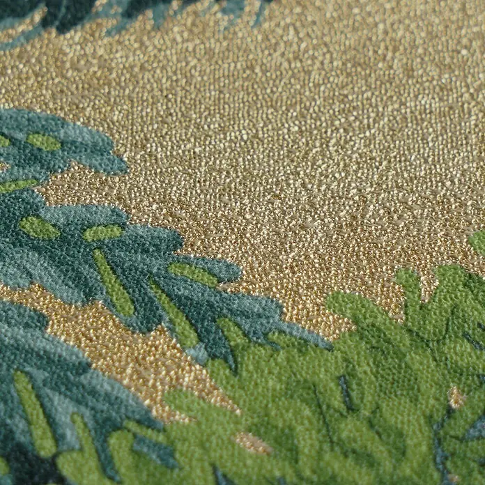 A.S. Création Cuba 2 Vliestapete Natur - Gold-Grün, Floral, 10,05 x 0,53 m - Nahaufnahme von strukturiertem Stoff mit grünen und türkisen Blattmustern auf schimmerndem Goldhintergrund.