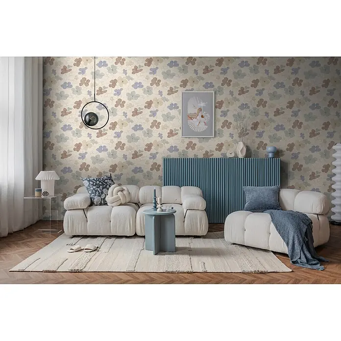 A.S. Création Nordic Feeling Vliestapete Floral - Grau-Braun, Floral, 10,05 x 0,53 m - Blumige Tapete in gedämpften Blau-, Braun-, Grün- und Beigetönen, die ein modernes Wohnzimmer verschönert.