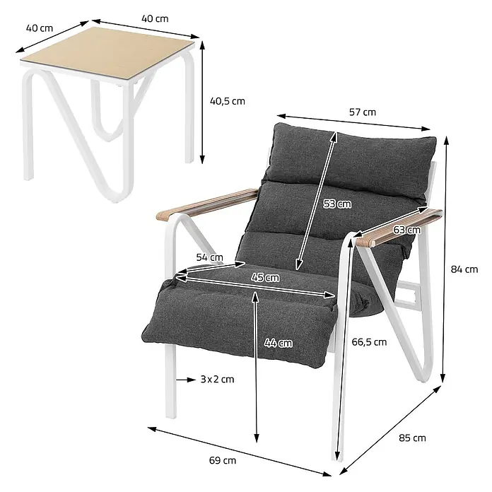 ML-Design Gartenstuhl-Set mit Tisch - 3 Stk., Stahl pulverbeschichtet, kationisches Polyestergewebe, Schaumstoff, Keramikglas, Weiß, Braun - Grau gepolsterter Gartensessel mit weißem Metallgestell und Holzarmlehnen, dazu ein passender kleiner Beistelltisch mit heller Holzplatte und weißem Metallgestell.