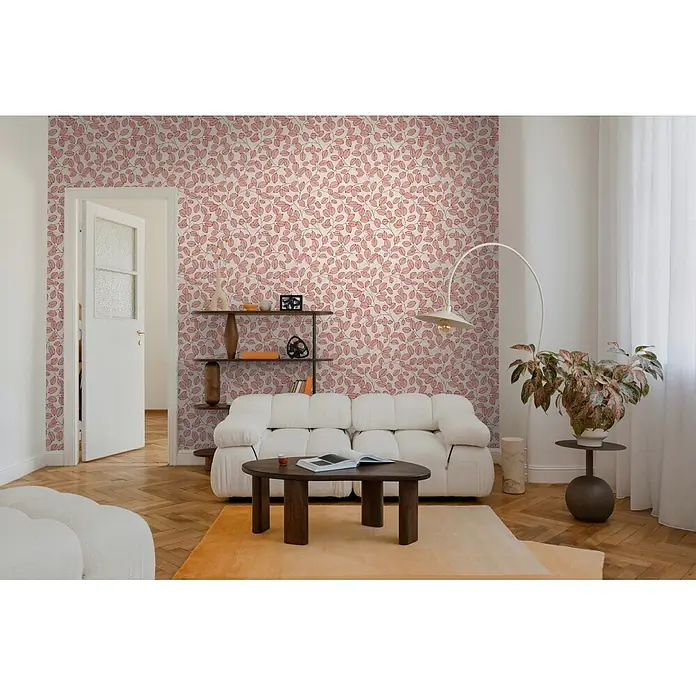 A.S. Création Nordic Feeling Vliestapete Blätter III - Grau-Rosa, Floral, 10,05 x 0,53 m - Rot-weiße Tapete mit Blättermuster an einer Wohnzimmerwand, die eine natürliche, lebendige Note verleiht.