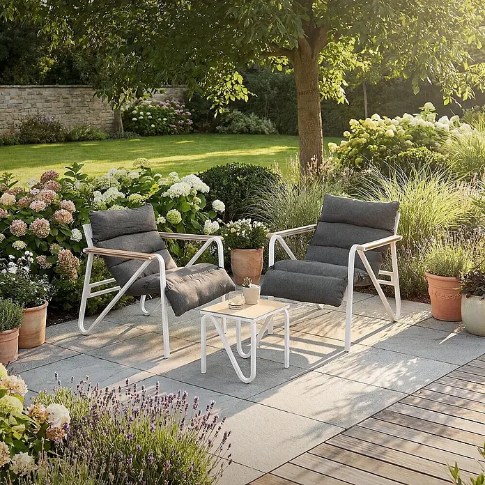 ML-Design Gartenstuhl-Set mit Tisch - 3 Stk., Stahl pulverbeschichtet, kationisches Polyestergewebe, Schaumstoff, Keramikglas, Weiß, Braun - Zwei weiß-gerahmte Gartenstühle mit grauen Polstern und passendem Beistelltisch.