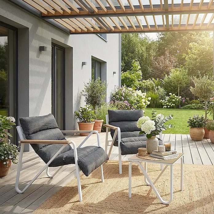 ML-Design Gartenstuhl-Set mit Tisch - 3 Stk., Stahl pulverbeschichtet, kationisches Polyestergewebe, Schaumstoff, Keramikglas, Weiß, Braun - Weiße Outdoor-Loungesessel mit grauen Kissen und Beistelltisch auf einer Terrasse unter einer Pergola.