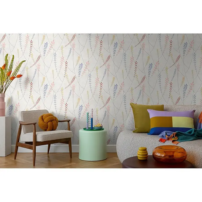 A.S. Création Nordic Feeling Vliestapete Skandi - Grau-Blau, Floral, 10,05 x 0,53 m - Tapete mit zarten, bunten blattartigen Zweigen in Pastellfarben, die eine Wohnzimmerwand schmückt.