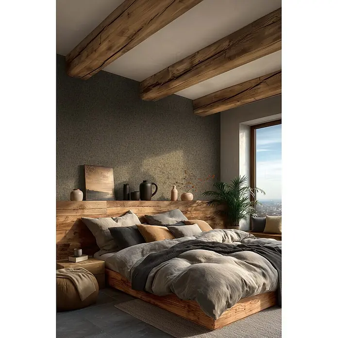 A.S. Création Metropolitan Stories Vibes & Styles Vliestapete Rattan - Braun-Grau, Uni, 10,05 x 0,53 m - Ein rustikales Schlafzimmer mit einem Holzbettrahmen und hellgrauer Leinenbettwäsche, das eine gemütliche Atmosphäre schafft.