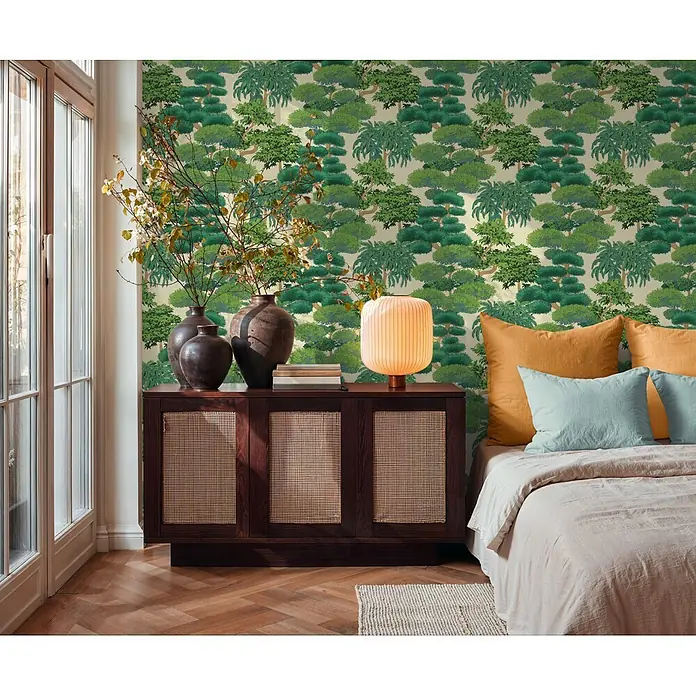 A.S. Création Cuba 2 Vliestapete Natur - Grün-Creme, Floral, 10,05 x 0,53 m - Grüne Tapete mit dichtem Muster stilisierter Bäume, die ein ruhiges, natürliches Ambiente im Schlafzimmer schafft.