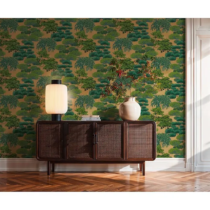 A.S. Création Cuba 2 Vliestapete Natur - Gold-Grün, Floral, 10,05 x 0,53 m - Dunkles Holz-Konsolentisch mit Rattan-Türen, mit Lampe und Vase.