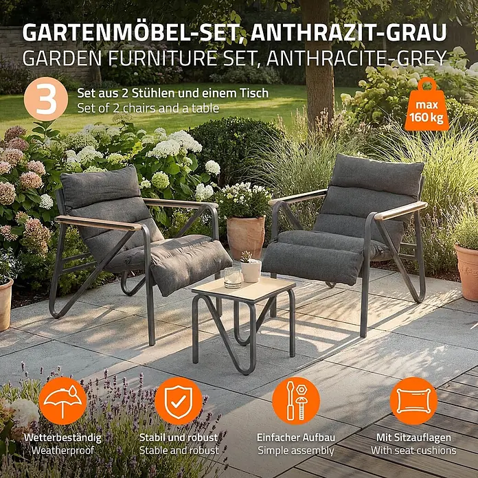 ML-Design Gartenstuhl-Set mit Tisch - 3 Stk., Stahl pulverbeschichtet, kationisches Polyestergewebe, Schaumstoff, Keramikglas, Anthrazit, Braun - Anthrazitgraues Gartenmöbel-Set mit zwei Stühlen, Holzarmlehnen, dunklen Kissen und kleinem Tisch auf einer Terrasse.