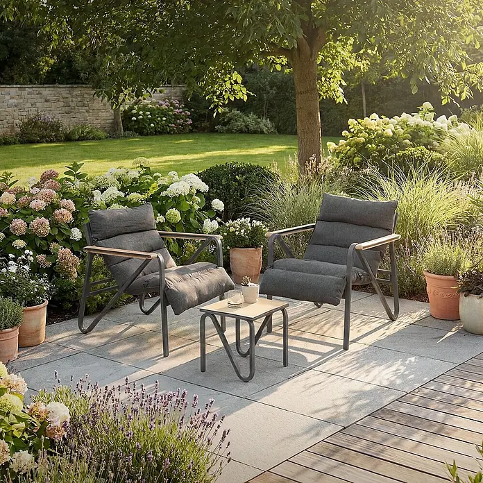 ML-Design Gartenstuhl-Set mit Tisch - 3 Stk., Stahl pulverbeschichtet, kationisches Polyestergewebe, Schaumstoff, Keramikglas, Anthrazit, Braun - Zwei dunkelgraue Gartenstühle mit Holzarmlehnen und ein kleiner quadratischer Tisch auf einer Terrasse, umgeben von Gartenpflanzen.