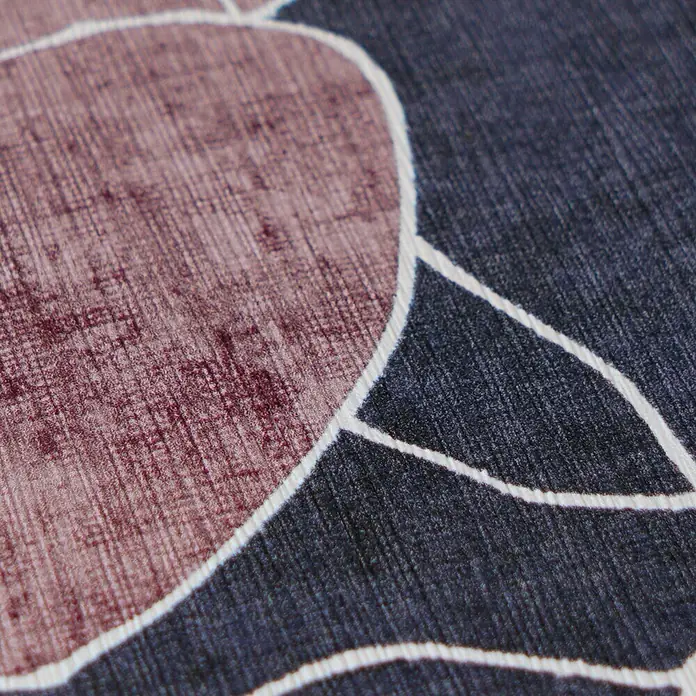 A.S. Création Nordic Feeling Vliestapete Floral - Blau-Grau, Floral, 10,05 x 0,53 m - Gewebter Textilstoff mit abstraktem rotbraunem und dunkelblauem Muster, weiß umrandet.