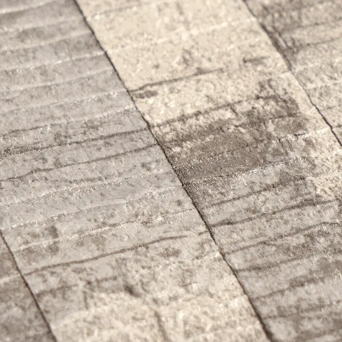 A.S. Création Metropolitan Stories Vibes & Styles Vliestapete Struktur I - Beige-Creme, Grafisch, 10,05 x 0,53 m - Nahaufnahme eines weichen, strukturierten grauen Stoffes mit horizontalen Streifen und unterschiedlichen Farbtönen.
