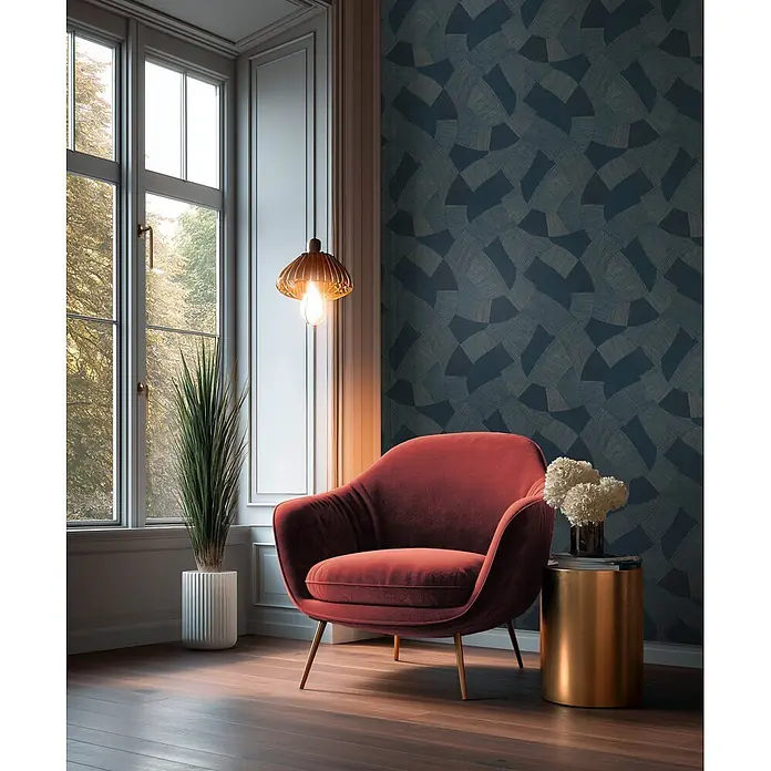 A.S. Création Cuba 2 Vliestapete Grafik - Blau-Beige, Grafisch, 10,05 x 0,53 m - Roter Samtsessel mit goldenen Beinen, in einem hellen Wohnzimmer neben einem Fenster platziert.