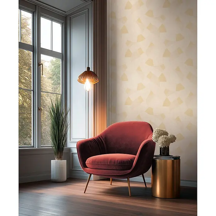 A.S. Création Cuba 2 Vliestapete Grafik - Beige-Creme, Grafisch, 10,05 x 0,53 m - Ein gemütlicher roter Samtsessel mit goldenen Beinen in einem hellen Wohnzimmer an einem großen Fenster.