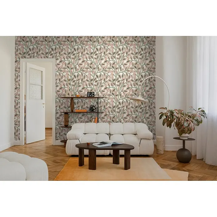A.S. Création Nordic Feeling Vliestapete Blätter - Grau-Grün, Uni, 10,05 x 0,53 m - Dekorative Tapete mit wiederkehrendem Muster aus hellrosa und grünen Blättern auf hellem Hintergrund, im Wohnzimmer.