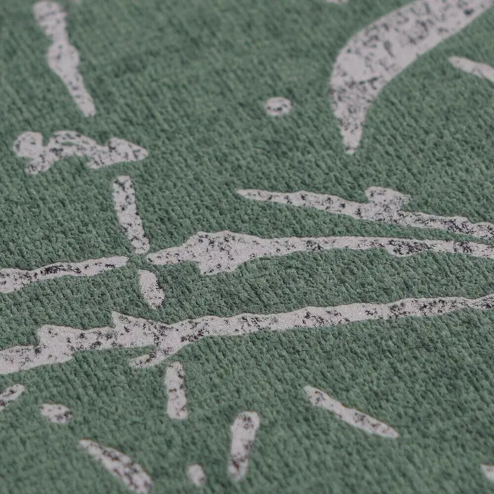 A.S. Création Metropolitan Stories Vibes & Styles Vliestapete Gräser I - Grün-Grau, Floral, 10,05 x 0,53 m - Nahaufnahme von grünem Textilgewebe mit abstraktem weißem Muster, möglicherweise ein Teppich oder eine Matte.