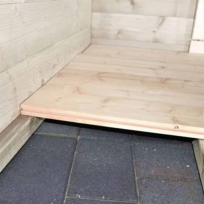 Alpholz Gartenhaus Universal Holzfußboden-Set 30 m² - Naturbelassen - Helle Holzfußbodendielen in einer Holzkonstruktion, erhöht über dunklen Pflastersteinen.