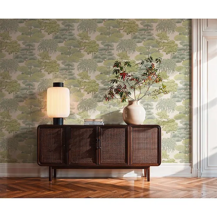A.S. Création Cuba 2 Vliestapete Natur - Hellgrün-Creme, Floral, 10,05 x 0,53 m - Dunkles Holz-Rattan-Sideboard in einem Raum, mit Lampe und Vase.