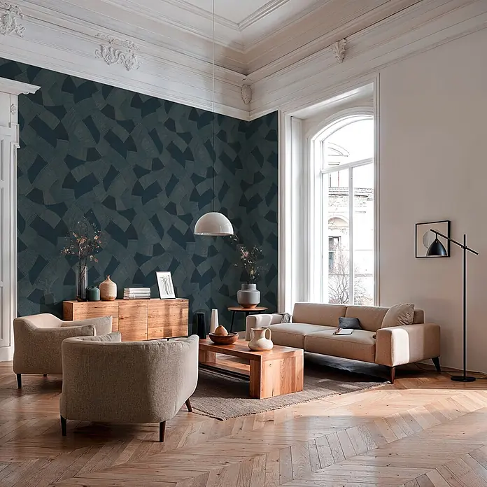 A.S. Création Cuba 2 Vliestapete Grafik - Blau-Beige, Grafisch, 10,05 x 0,53 m - Dunkelblaue Tapete mit abstraktem geometrischem Muster in einem geräumigen Wohnzimmer.