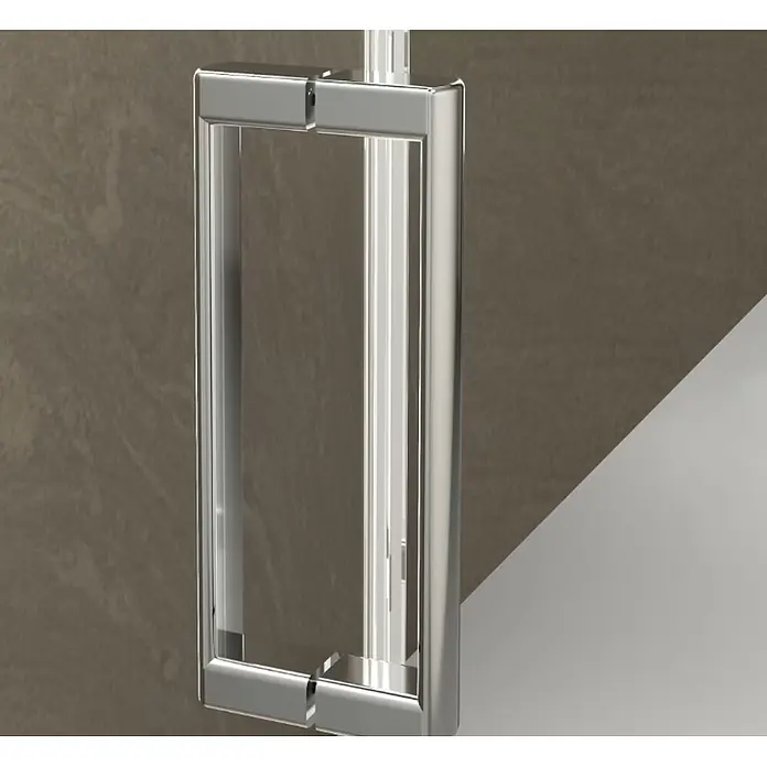 Mampara de ducha frontal Sídney - 140 x 190 cm, Espesor de vidrio: 5 mm, Cromo, Vidrio transparente - Tirador cromado para puerta de ducha sobre panel de cristal con fondo de azulejos.