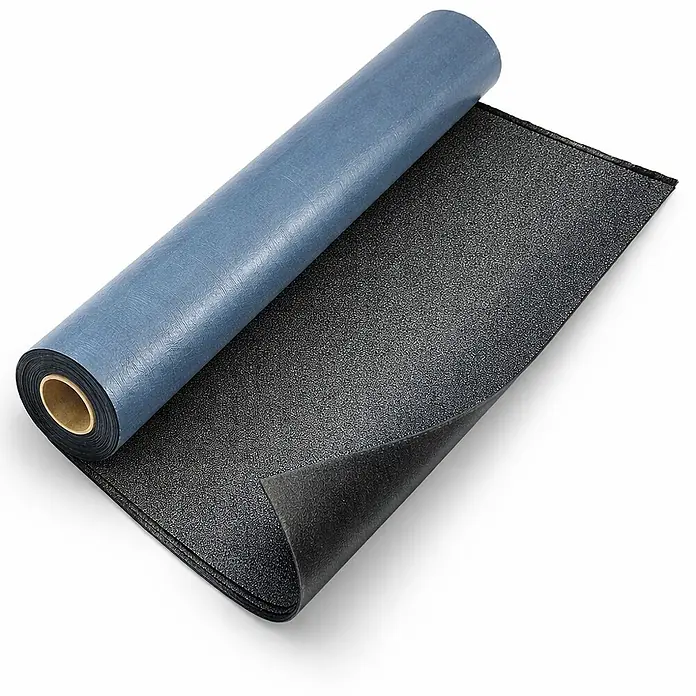 Alpholz Gartenhaus KSK Dacheindeckung - 19 m² - Sonstiges, Naturbelassen - Gerollte Matte, außen blau, mit unaufgerollter, schwarz strukturierter Oberfläche.