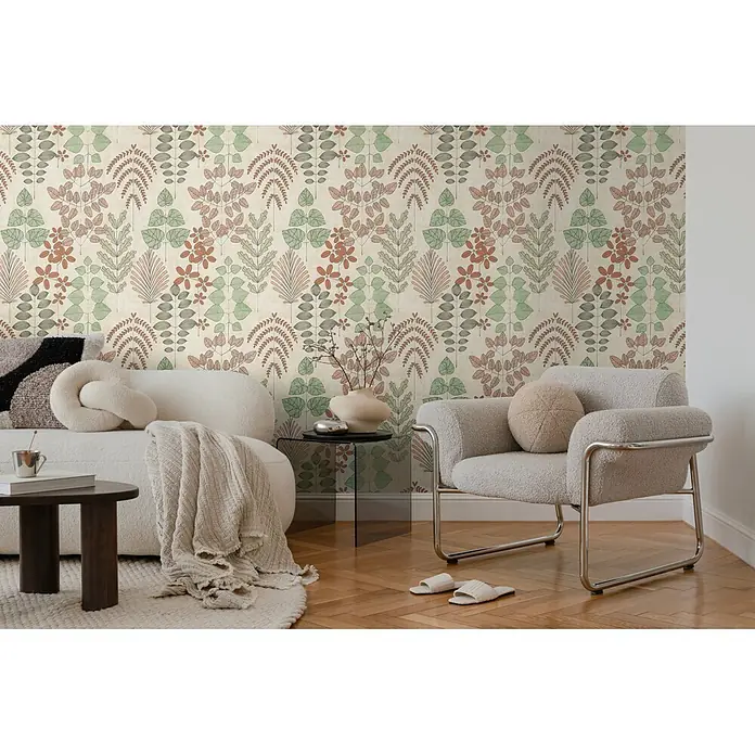 A.S. Création Nordic Feeling Vliestapete Blätter II - Grün-Rot, Uni, 10,05 x 0,53 m - Botanische Tapete mit stilisierten grünen, terrakottafarbenen und rosa Blättern auf hellbeigem Hintergrund in einem modernen Wohnzimmer.