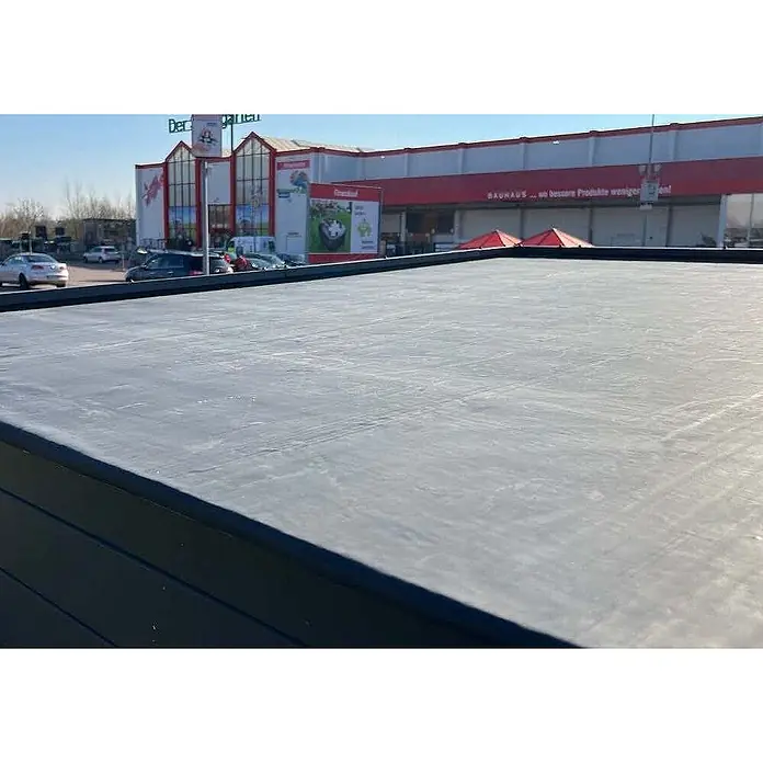 Alpholz Gartenhaus Premium EPDM Dacheindeckung Nr. 3 - 3,05 x m - Außenmaß inkl. Dachüberstand (B x T): 305 x 300 cm, Kunststoff, Schwarz - Dunkelgraue Flachdachbahn, die ihre glatte, wetterbeständige Oberfläche bei hellem Tageslicht zeigt.