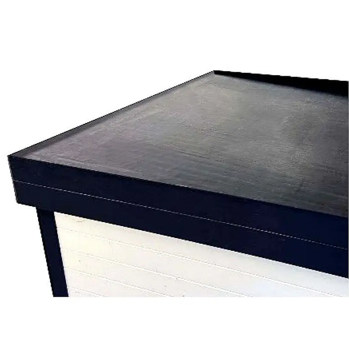 Alpholz Gartenhaus Premium EPDM Dacheindeckung Nr. 47 - 7,62 x 9 m - Außenmaß inkl. Dachüberstand (B x T): 762 x 900 cm, Kunststoff, Schwarz - Nahaufnahme eines dunklen Flachdachs mit schwarzem Dachmaterial und dunkler Verkleidung über einer weißen Lamellenwand.