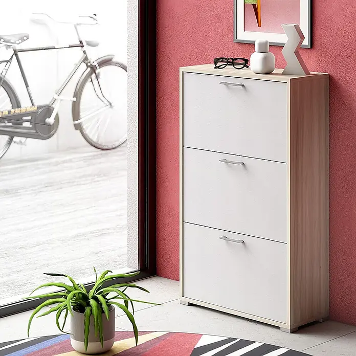 Kiamami Valentina Schuhschrank - L x B x H: 67 x 28 x 112 cm, Weiß - Heller Holz- und weißer Schuhschrank mit drei Klappfächern und silbernen Griffen in einem modernen Eingangsbereich.