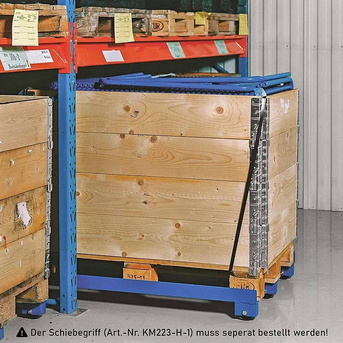 Kongamek Palettenwagen Palettenwagen in blau 150mm hoch 1000kg Tragkraft für EUR-Paletten 1200x80 -  - Holz-Palettenaufsatzrahmen auf blauem Rollwagen in einem Lagerregal.