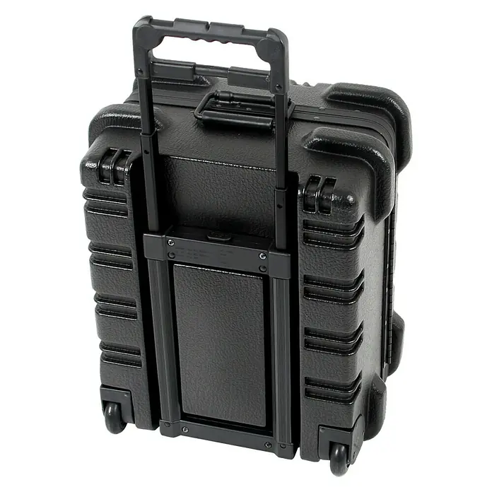 Hepco & Becker Werkzeugkoffer Chicago Case 5530 - L x B x H: 420 x 510 x 340 mm, High Density Polyethylen (HDPE) - Nahaufnahme eines schwarzen Rollkoffers mit Teleskopgriff, ideal für Reisen oder den Transport empfindlicher Geräte.