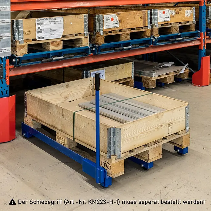 Kongamek Palettenwagen Palettenwagen in blau 150mm hoch 1000kg Tragkraft für EUR-Paletten 1200x80 -  - Blauer Schiebegriff an einem Palettenwagen zum Bewegen einer Holzkiste im Lager.