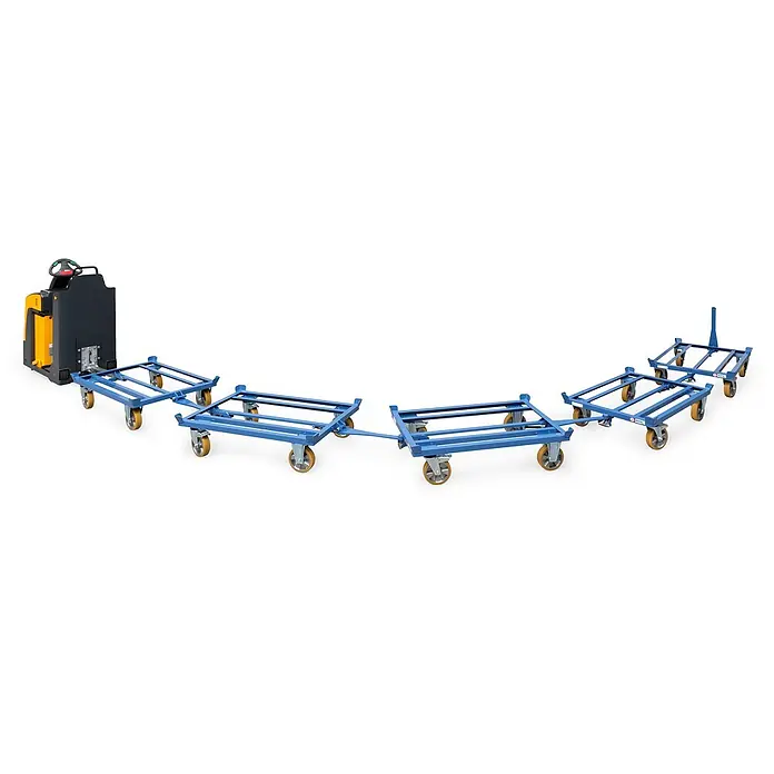 Fetra Palettenwagen Paletten Fahrgestell als Routenzug für Gitterboxen und Flachpaletten - L x B x H: 125,5 cm x 85,5 cm x 0,01 m - Ein elektrischer gelb-schwarzer Schlepper zieht einen gekrümmten Zug blauer Rollwagen mit gelben Rädern.