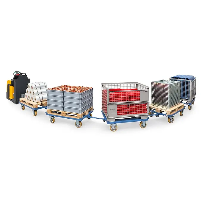 Fetra Palettenwagen Paletten Fahrgestell als Routenzug für Gitterboxen und Flachpaletten - L x B x H: 125,5 cm x 85,5 cm x 0,01 m - Industrieller Routenzug mit grau-gelber Zugmaschine, die blaue Wagen mit verschiedenen Gütern zieht.