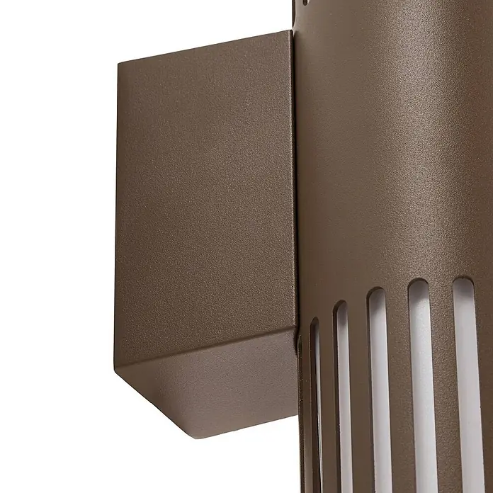 Lindby Wandleuchte aussen in braun, weiß, Aussenlampe Wand -  - Braune, texturierte Metallbefestigung mit quadratischem Sockel und geschlitztem zylindrischem Körper, möglicherweise eine Außenleuchte.