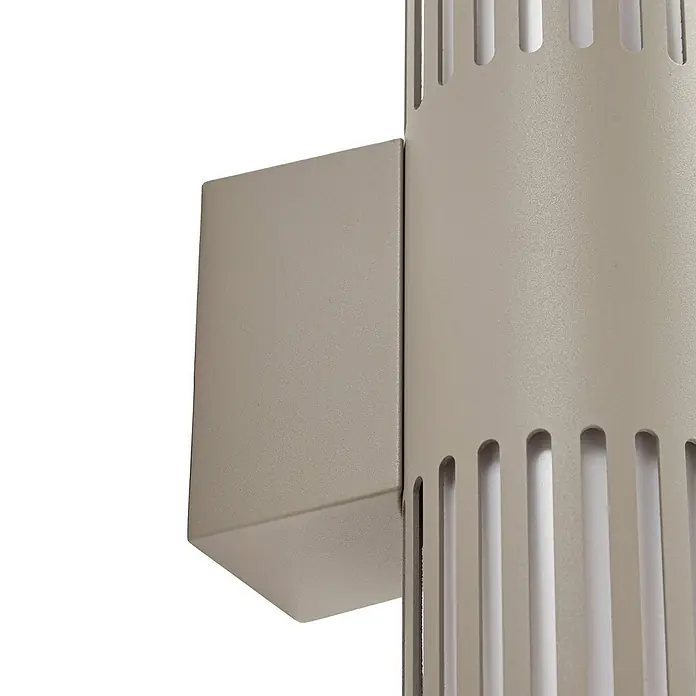 Lindby Wandleuchte aussen in grau, weiß, Aussenlampe Wand -  - Hellbeige Metall-Wandleuchte mit zylindrischem Körper und vertikalen Lamellen.