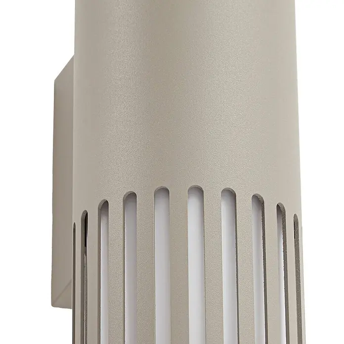 Lindby Wandleuchte aussen in grau, weiß, Aussenlampe Wand -  - Hellgraue zylindrische Außenwandleuchte mit vertikalen Schlitzen und texturierter Oberfläche.