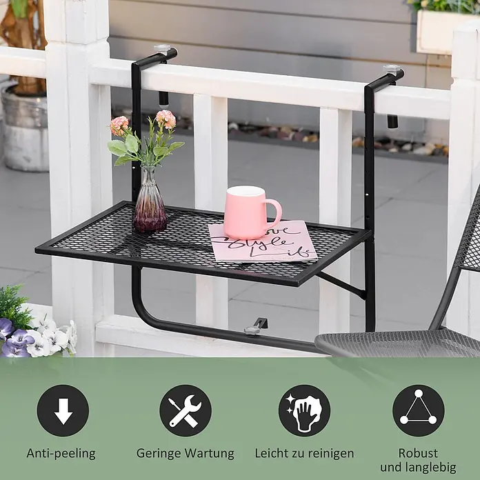 Outsunny Balkon-Hängetisch - Schwarz - Schwarzer Metall-Balkontisch, über ein weißes Geländer gehängt, mit Blumen, Tasse und Notizbuch.