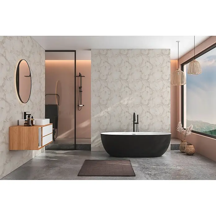 A.S. Création Pintwalls 3 Vliestapete Marmor - Creme-Weiß, Uni, 10,05 x 0,53 m - Modernes Badezimmer mit schwarzer freistehender Wanne, schwebendem Holzwaschtisch und Marmorwänden, mit begehbarer Dusche und großem Fenster.