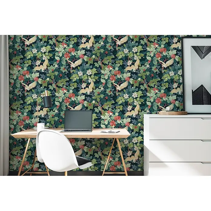 A.S. Création Pintwalls 3 Vliestapete Botanik - Blau-Grün, Floral, 10,05 x 0,53 m - Dunkle Tapete mit Blumen- und Vogelmuster schmückt eine Heimbürowand.