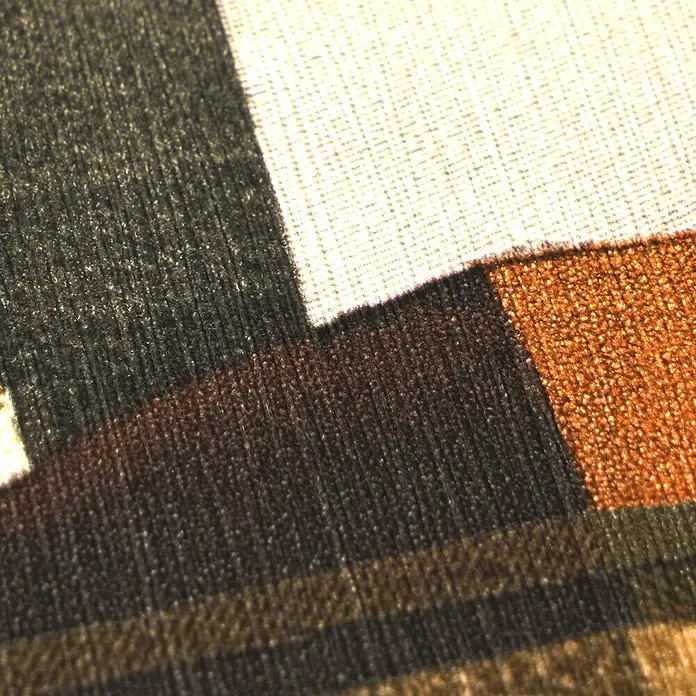 A.S. Création Pintwalls 3 Vliestapete Mediterran - Weiß-Braun, Sonstiges, 10,05 x 0,53 m - Nahaufnahme von Webstoff mit geometrischem Muster in Dunkelgrau, Creme, Braun und Terrakotta, sichtbare Textur.